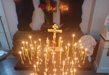 В Смольном соборе петербуржцы ставят свечи в память об Алексее Навальном