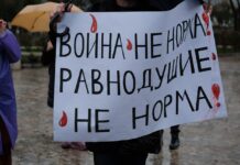 «Давайте вместе делать шаги к миру». В Будве российские релоканты провели акцию, приуроченную ко второй годовщине российского вторжения в Украину