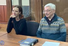 Сопредседателю «Мемориала» Олегу Орлову запросили 2 года 11 месяцев колонии общего режима по делу о «повторной дискредитации армии», передает наш корреспондент из зала Головинского суда Москвы