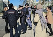 Жители Геленджика вышли с пикетами к зданию краевой администрации, выступая против решения о выселении из домов