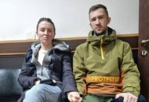 Супружескую пару из Краснодара обвинили в распространении экстремисткой символики за листовки с портретом и фамилией Навального