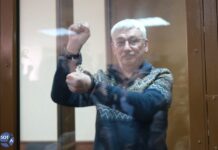 Супруга Олега Орлова Татьяна Касаткина, адвокат Катерина Тертухина и сам осужденный на 2,5 года правозащитник впервые в наручниках и в судебном «аквариуме»