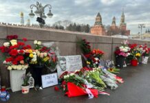 Цветы и фотографии несут к «Немцову мосту» на девятую годовщину смерти политика