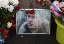 Цветы на девятую годовщину убийства Бориса Немцова в Москве