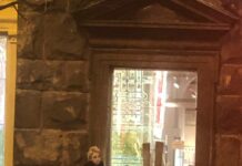 В Москве силовики задержали пикетчицу. Девушка вышла на улицу с плакатом «Путин убивает Украину и Россию»