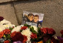 Фотографии Бориса Немцова среди цветов на Большом Москворецком мосту