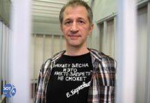 Журналист RusNews Роман Иванов поздравил всех с наступающей весной в футболке с цитатой Жени Беркович