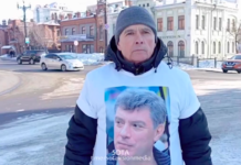 Недавно освобожденный из спецприемника хабаровский пенсионер вышел в Хабаровске с пикетом