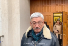 «По заседанию сказать нечего — читал книгу Кафки „Процесс“», — правозащитник Олег Орлов о прошедшем суде