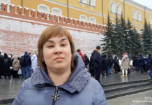 «Надеюсь, что спокойно доеду до дома после акции. Хотя знаете, в наше время даже возложение цветов — это выражение гражданской позиции, связанной с определенным риском», — участница акции памяти погибших в боевых действиях у Вечного огня