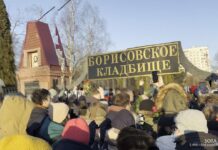 «Он победил смерть, он герой!»: о чем говорят люди в очереди к могиле Алексея Навального