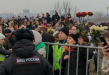 Десятки тысяч людей, море цветов и протестные лозунги. Как проходило прощание с Алексеем Навальным