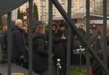 Крышку гроба, где лежит Навальный, закрыли. Гроб начали опускать в могилу