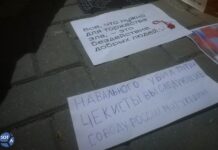 «Все, что нужно для торжества зла — бездействие добрых людей»: акция памяти Алексея Навального возле российского посольства в Молдове