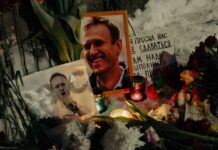 Жители Перми почтили память Алексея Навального у мемориала жертвам репрессий