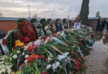 Тысячи букетов и благодарностей: второй день подряд люди приходят на Борисовское кладбище, чтобы проститься с Алексеем Навальным