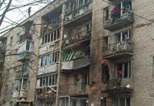 Коммунальные службы продолжают разбирать последствия прилета беспилотника в жилой дом в Петербурге