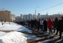 «Леша, мы скучаем»: к месту погребения Алексея Навального на Борисовском кладбище снова очередь