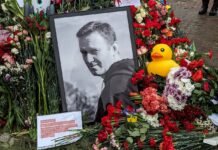 Свежие цветы, новые плакаты, стихи, игрушки и нескончаемый поток людей у могилы Алексея Навального. День пятый