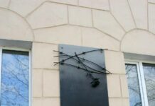 73-летнего таганрожца-инвалида задержали из-за возложения цветов Навальному. Спустя время его отпустили с предостережением