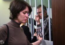 Журналист Роман Иванов перед приговором с женой, адвокатом — и на коленях, извиняясь перед украинцами в своем последнем слове
