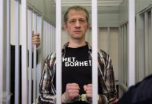 Пока Песков говорит о том, что в России демократия «самая лучшая», россиян продолжают судить за «фейки»: сегодня Королёвский городской суд приговорил журналиста RusNews Романа Иванова к 7 годам колонии