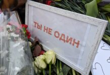 Плакаты, послания и исправленный избирательный бюллетень у могилы Навального