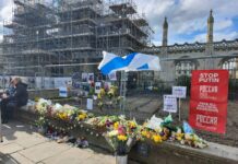 Девятый день с похорон Алексея Навального. Люди по всему миру продолжают чтить память политика, нести ему цветы и записки