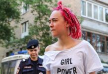 Участницу Pussy Riot Ольгу Курачеву увезли на допрос после обыска в ее квартире в Москве — «Медиазона»
