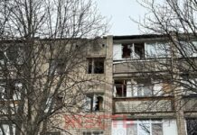 В пятиэтажку в Белгороде предположительно влетел беспилотник. От взрыва в здании выбило окна. О пострадавших не сообщается