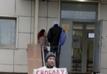 Активист Дмитрий Васильев, пробежав марафон, провел одиночный пикет в поддержку политзаключенного Севы Королева