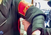 «А мы просто стоим» — для усиления охраны на УИКи стали присылать «дружинников»