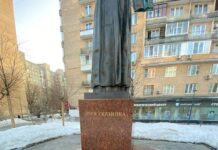 В Москве люди принесли цветы к памятнику Лесе Украинке в память о жертвах обстрела Одессы