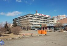 В Чите к подготовке «Полудня против Путина» подошли максимально основательно. Как и во многих других городах, здесь к избирательным участкам 123 и 114 прислали усиление полиции и людей в штатском