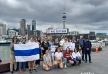 Флаги, плакаты, очереди: как проходит «Полдень против Путина» в разных уголках мира