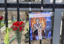 Свежие цветы и бюллетень за Юлию Навальную появились у мемориала Алексею Навальному в Ереване