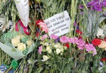 «Он за свои слова пошел до конца. Для меня он герой и мужчина номер один!». В Москве на Борисовском кладбище сотня сторонников пришли почти память Алексея Навального