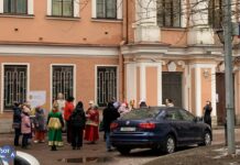 У избирательного участка №2182 на Невском проспекте, где недавно задержали корреспондента Фонтанки, сейчас празднование Масленицы и веселье