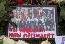 «Ты навсегда наш президент!», «Спасибо, что боролся. Обещаем победить!», «Мы выбираем тебя»: послания на могиле Алексея Навального и букет из уточек