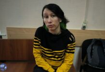 Суд постановил освободить наблюдательницу из Москвы, которой ранее назначили 12 суток ареста за аватарку в бело-сине-белой кофте