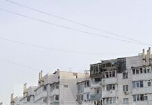 После обстрела Белгорода повреждены две жилых многоэтажки. Фасад комплекса «Белгород-Арена» посекло осколками