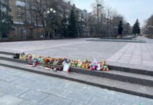 В Белгороде люди несут цветы в память о жертвах участившихся обстрелов