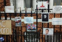 Российские активисты восстановили мемориал Навальному в Лондоне