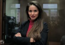 «Они так боятся мертвого Навального, что решили прессовать меня» — корреспондентка SOTAvision Антонина Фаворская на апелляции на административный арест