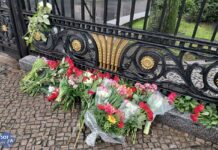 В память о жертвах теракта к посольству России в Берлине несут цветы