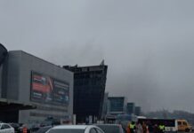 Над «Крокусом» опять взвился столб дыма, передает наш корреспондент с места событий. Машины с близлежащей парковки начали разъезжаться, на месте работают пожарные