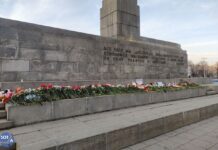 Стихийный мемориал в память о погибших при теракте в «Крокусе» появился в Екатеринбурге