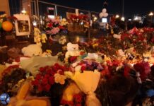 Мемориал у «Крокуса» в эти минуты