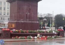 Народный памятник жертвам теракта в «Крокусе» у стелы на площади Победы в Калининграде