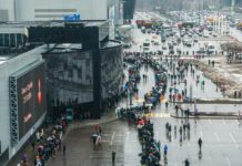 Очередь у «Крокуса» к мемориалу погибших при теракте